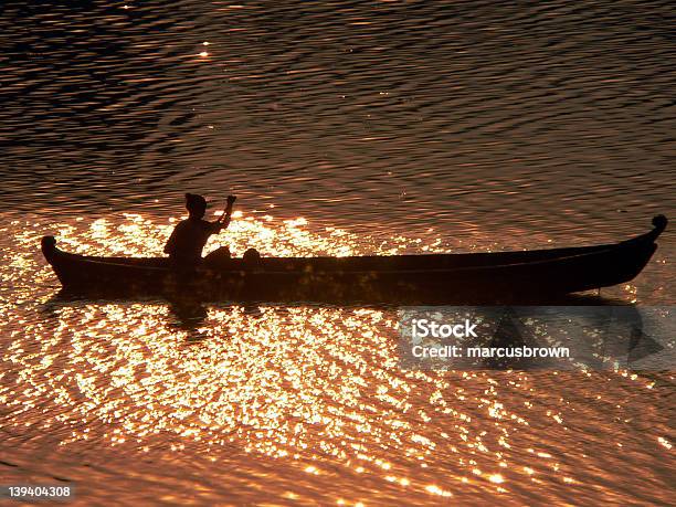 Del Fiume Irrawaddy Tramonto Canoista - Fotografie stock e altre immagini di A forma di stella - A forma di stella, Acqua, Adulto