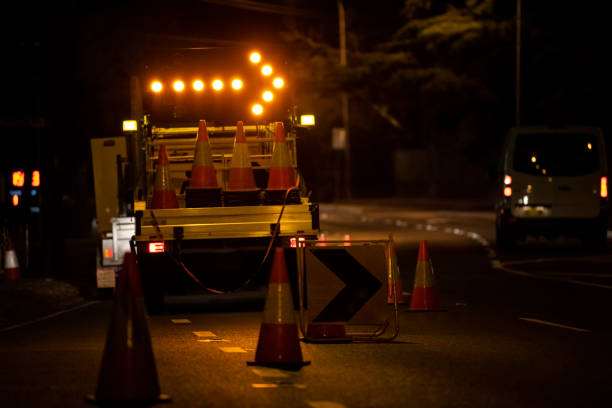 トラックの交通矢印標識 - road works ahead ストックフォトと画像