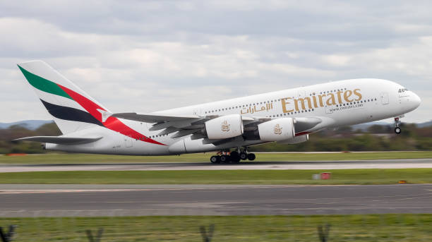 emirates a380 en el aeropuerto de manchester. - airbus a380 fotografías e imágenes de stock
