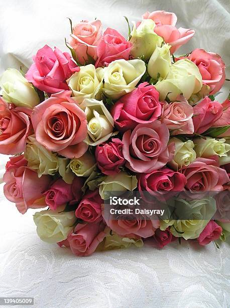 Foto de Romântico De Rosas e mais fotos de stock de Bouquet - Bouquet, Branco, Casamento