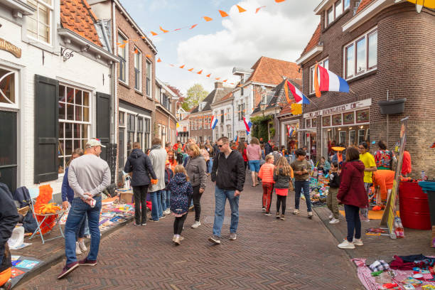 kuvapankkikuvat ja rojaltivapaat kuvat aiheesta monet ihmiset kadulla amersfoortin keskustassa kuninkaanpäivänä, joka on vuosittainen kansallinen juhlapäivä alankomaissa. - shopping street in utrecht netherlands