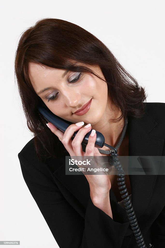 Femme d'affaires en écoutant l'appelant par téléphone - Photo de Adulte libre de droits