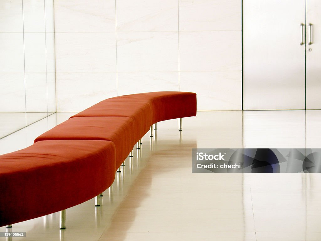 Sofá vermelho e uma porta - Royalty-free Branco Foto de stock