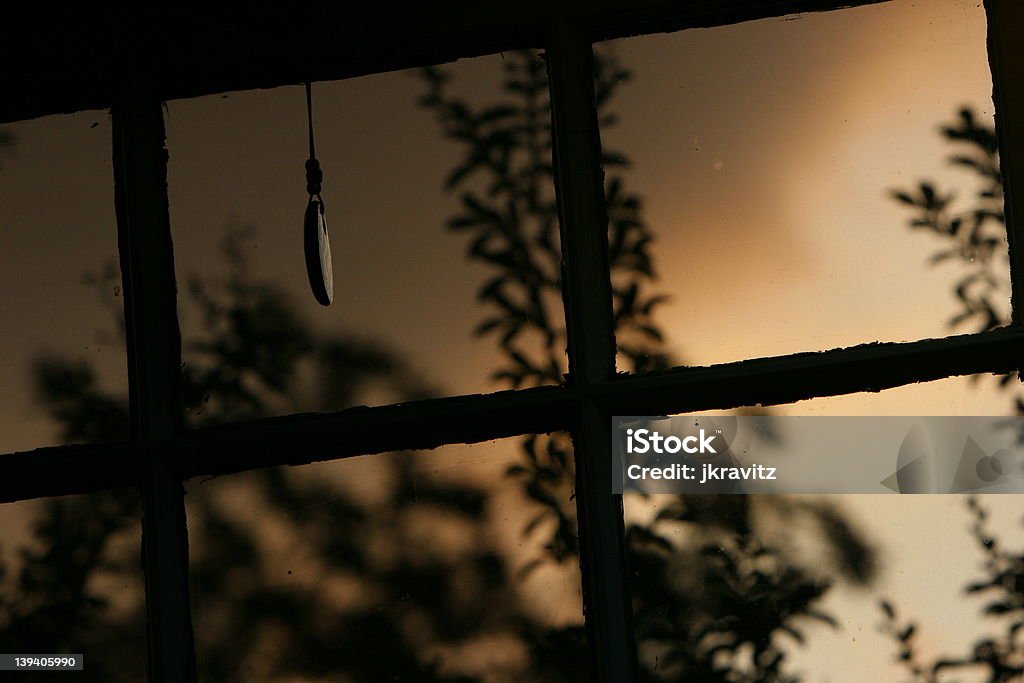 Surrealista semáforo en la ventana - Foto de stock de Anochecer libre de derechos
