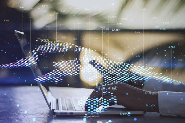 Close up of male hand using laptop and smartphone with abstract digital map and index lines on blurry outdoor background. Global infographic, world and location concept. Double exposure primer plano de la mano masculina usando una computadora portátil y un teléfono inteligente con mapa digital abstracto y líneas de índice en un fondo borroso al aire libre. infografía global, concepto de mundo y ubicación. doble exposición.