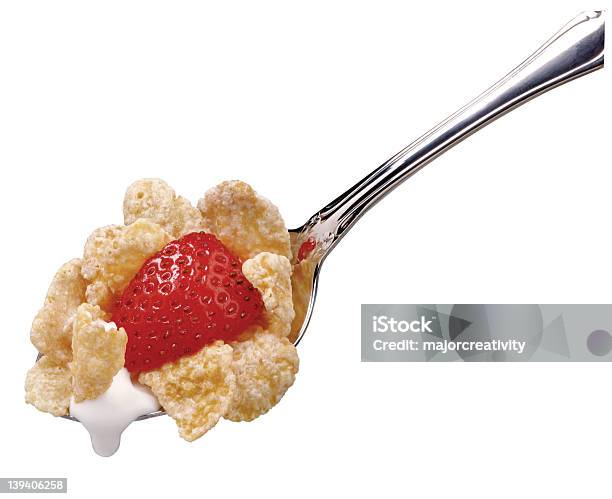 Cucchiaio Di Cereali Con Fragole - Fotografie stock e altre immagini di Alimentazione sana - Alimentazione sana, Bibita, Cereali da colazione