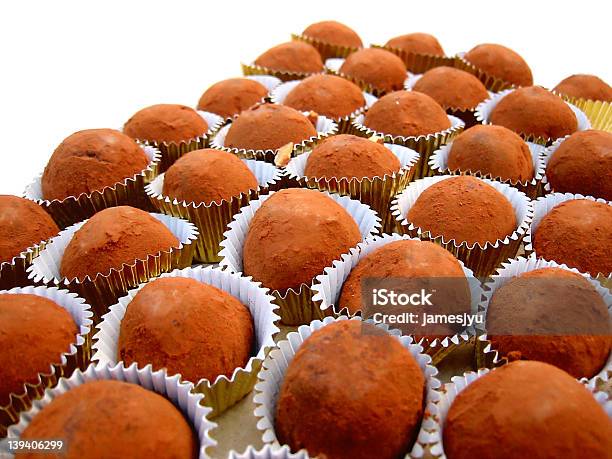 Trufas De Chocolate - Fotografias de stock e mais imagens de Castanha - Castanha, Trufa de chocolate, Comida Doce