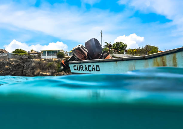 キュラソー島のラグーンに浮かぶ漁船、風光明媚なターコイズブルーの海と航海船 - beach sea landscape curacao ストックフォトと画像