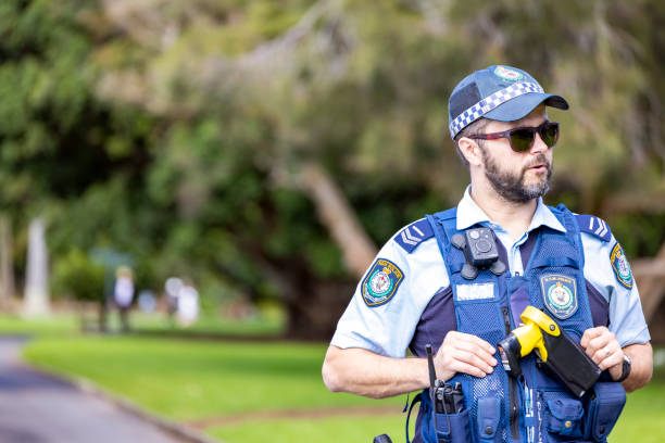 vorderansicht des polizisten, der auf der straße der stadt patrouilliert, nsw sydney australien, hintergrund mit kopie - copy sapce stock-fotos und bilder