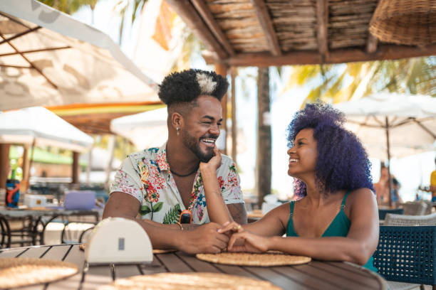 pareja joven en restaurante tropical brasileño - exotic location fotografías e imágenes de stock