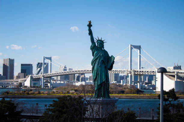 réplique de la statue de la liberté dans la baie de tokyo - réplique de la statue de la liberté odaiba photos et images de collection