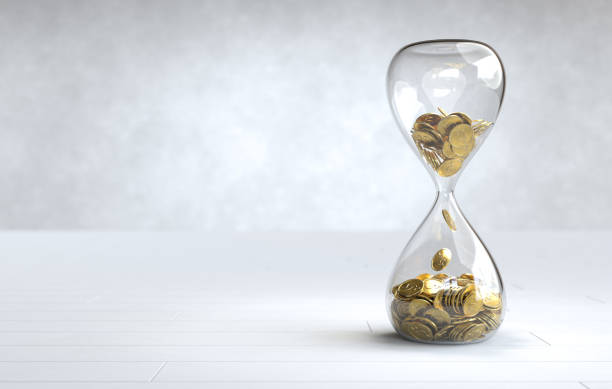 moneda de oro en el reloj de arena, el concepto de tiempo es dinero - jar coin currency glass fotografías e imágenes de stock