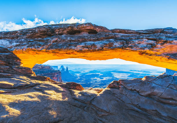 mesa arch lever du soleil - arid climate travel destinations canyon dawn photos et images de collection