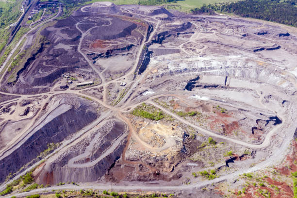 altoforno e depositi di scorie siderurgiche. vista dall'alto. - south ural foto e immagini stock