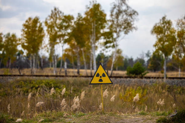 segno di radioattività nel territorio della foresta rossa - hotel war foto e immagini stock