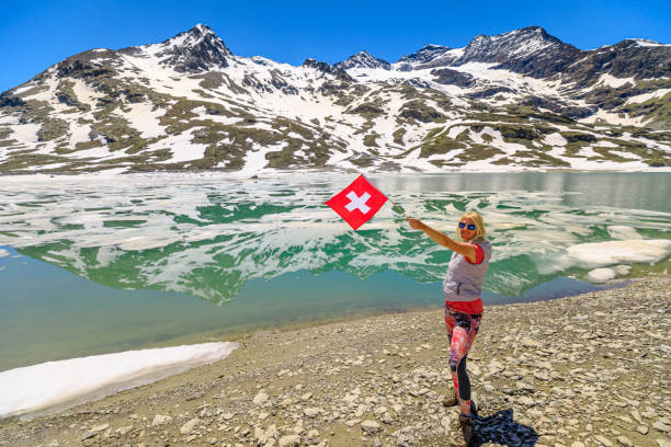 mujer con bandera suiza - white lake fotografías e imágenes de stock