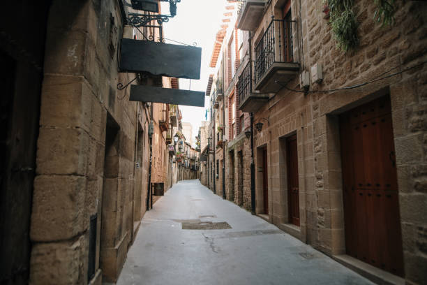 calle en laguardia, alava, españa - álava fotografías e imágenes de stock