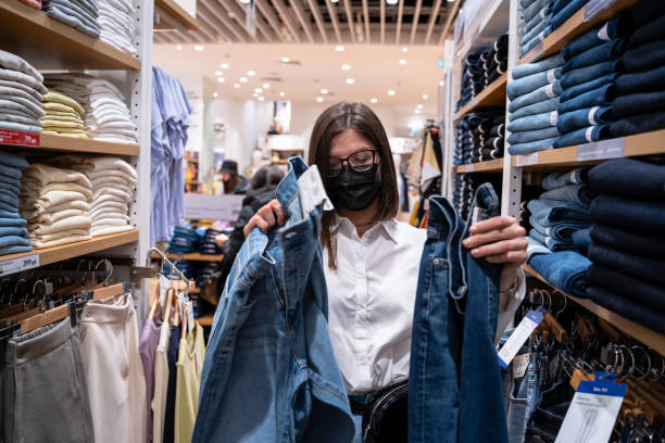 shopping tour privato personale con stilista. assistenza individuale professionale per cliente, acquirente, donna in negozio. scegliere, acquistare jeans, vestiti alla moda per un look alla moda. vendita in centro commerciale, boutique, showroom - personal shopper foto e immagini stock