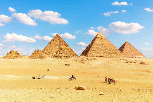 이집트의 피라미드와 기자 사막의 모래에있는 그 동반자, 아프리카 - giza plateau 이미지 뉴스 사진 이미지