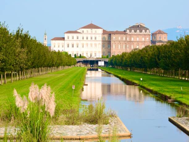 nei giardini di venaria reale (la reggia) di fronte alla reggia - venaria foto e immagini stock