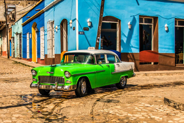 vintage amerykański samochód taksówka trinidad - castro street zdjęcia i obrazy z banku zdjęć