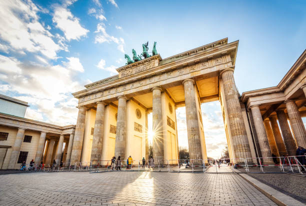 brandenburg gate at sunset - berlin germany brandenburg gate night germany imagens e fotografias de stock