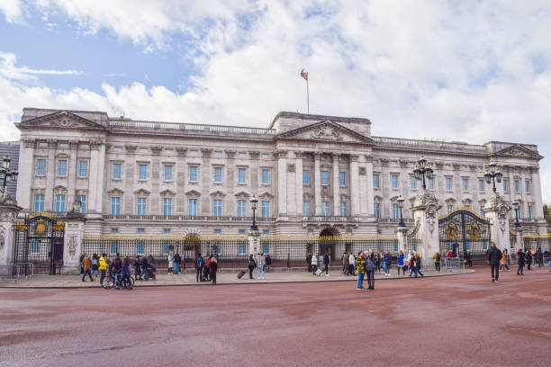 buckingham palace exterior, londres, royaume-uni - whitehall street downing street city of westminster uk photos et images de collection