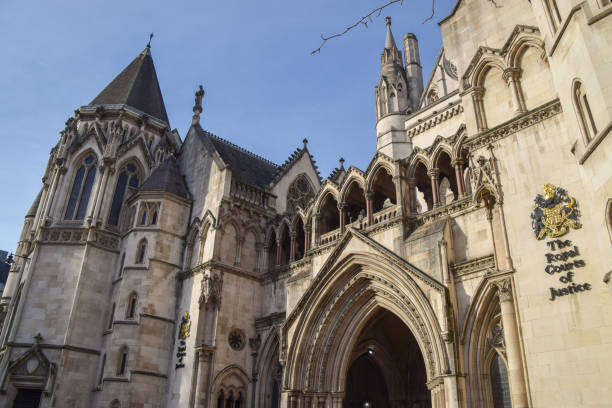 extérieur des cours royales de justice, londres, royaume-uni - royal courts of justice photos et images de collection