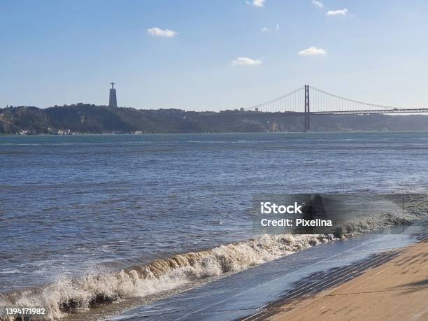 Wahrzeichen In Lissabon Stock Photo - Download Image Now - Architecture, Beach, Bridge - Built Structure