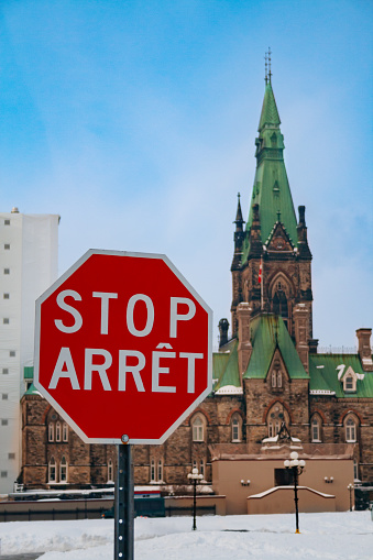 Señal de parada de Arret sobre el edificio del Parlamento canadiense en Ottava photo