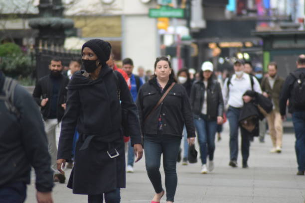 peatones enmascarados y desenmascarados en nueva york - unmasked fotografías e imágenes de stock