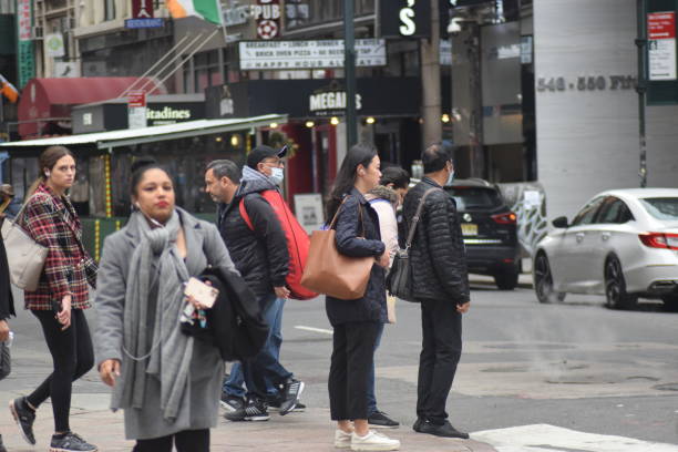 peatones enmascarados y desenmascarados en nueva york - unmasked fotografías e imágenes de stock