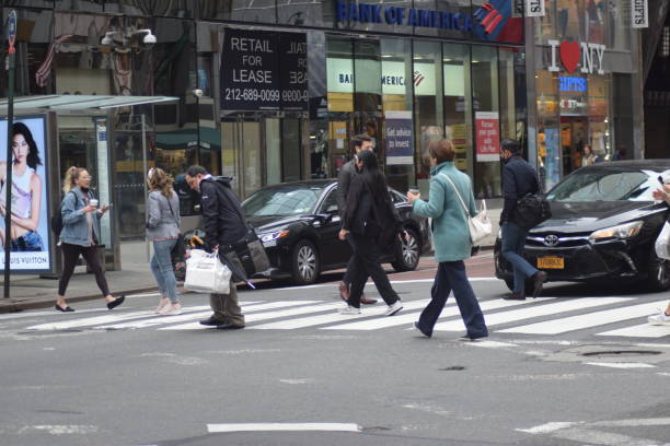 piétons masqués et démasqués à new york - unmasked photos et images de collection