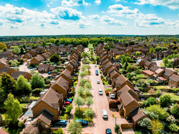 luftaufnahmen der stadt milton keynes in buckinghamshire - housing development development residential district aerial view stock-fotos und bilder