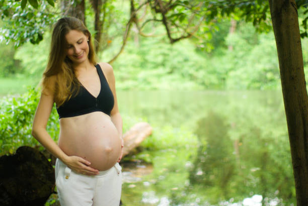 In this photo shoot we can feel all the tenderness of the mother, who has great expectations about the little one who is coming very soon. All this in a great spot, getting in touch with the nature around.