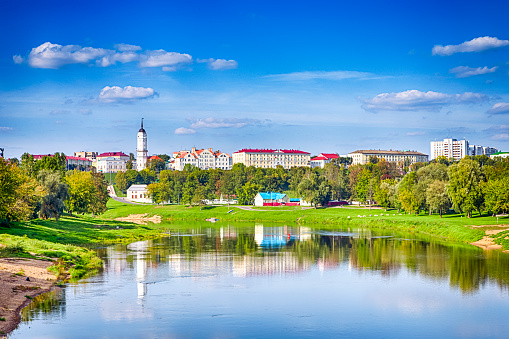 Destinos de viaje a Bielorrusia. Paisaje urbano de la ciudad de Mogilev durante el día a través del río Dubrovenka y Dnieper con el ayuntamiento de fondo photo
