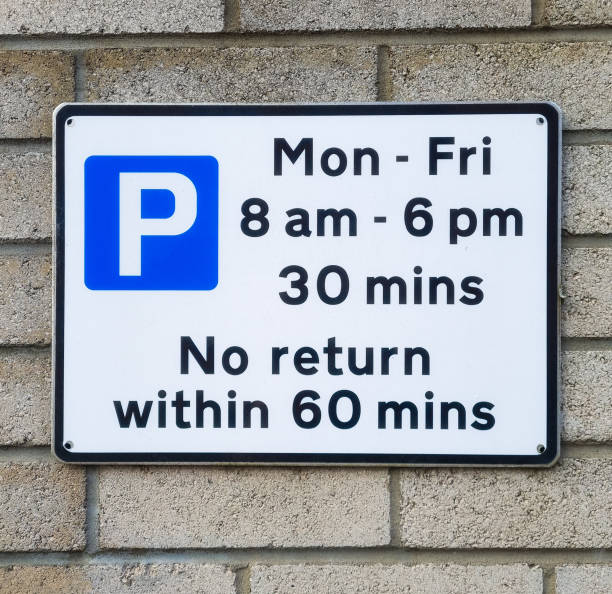 sinal de restrição de estacionamento - parking sign letter p road sign sign - fotografias e filmes do acervo
