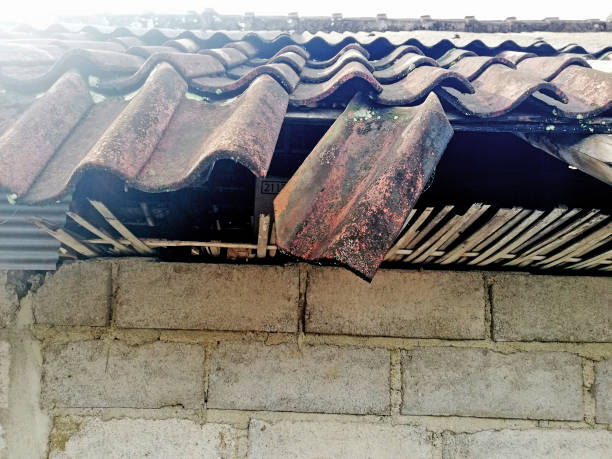 istock Broken,house roof in old condition 1394234082