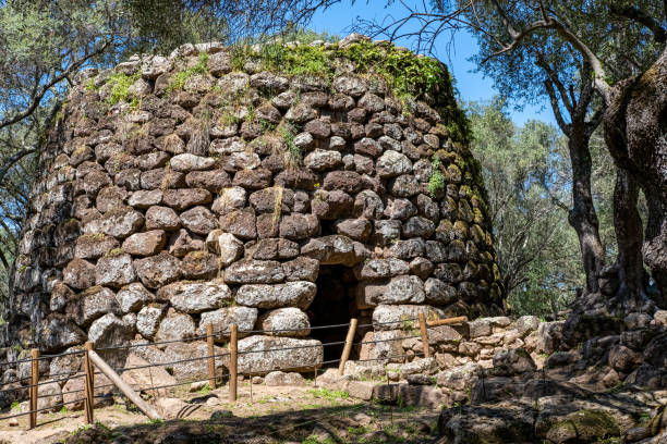 voyages non conventionnels en sardaigne - nuragic photos et images de collection