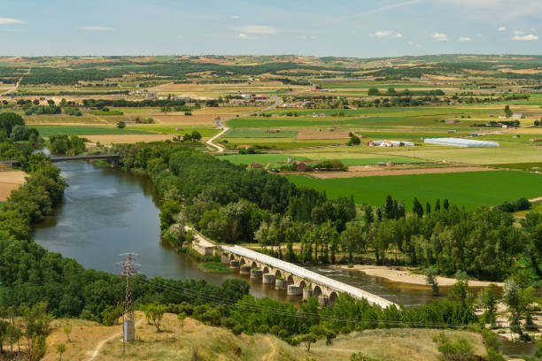The Toro bridge, Zamora, Castilla y León, Spain Zamora, Spain-May 21, 2021: The Toro bridge (called the Mayor de Toro bridge) is the oldest of the bridges that cross the Duero river in the vicinity of the city of Toro (Zamora). It is known that in 1194 the city already had a wooden bridge . The layout of the bridge is parallel to the Duero current toro zamora stock pictures, royalty-free photos & images