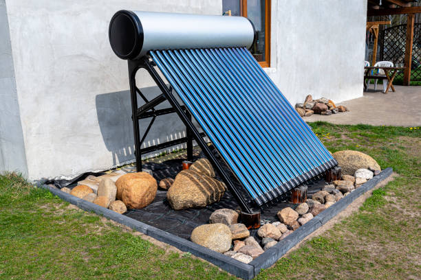 un capteur de pression solaire moderne pour chauffer l’eau chaude sanitaire, debout devant la maison sur la pelouse. - pump shaft photos et images de collection