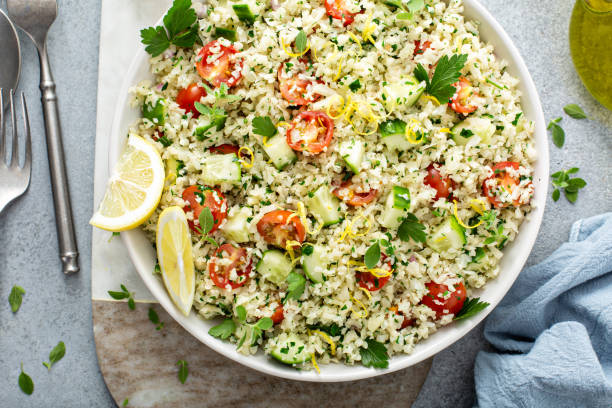 tabbouleh salat mit blumenkohlreis und gemüse - tabbouleh vegeterian food middle stock-fotos und bilder