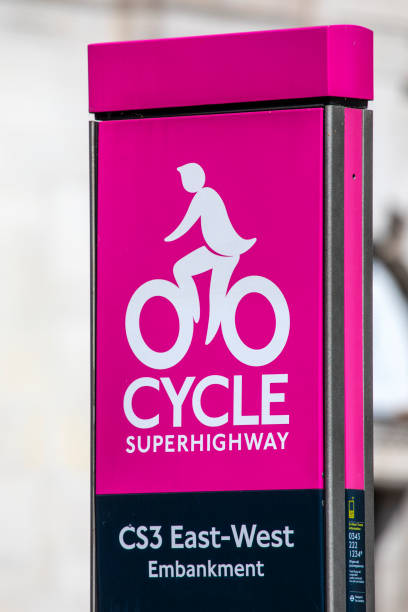 cycle superhighway a londra, regno unito - bicycle london england cycling safety foto e immagini stock
