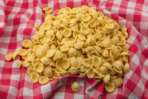 orecchiette su tovaglia a scacchi rossi - orecchiette foto e immagini stock