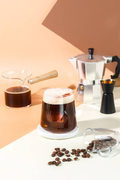 caffè cold brew drink carajillo con espresso martini e liquore - espresso table coffee cafe foto e immagini stock