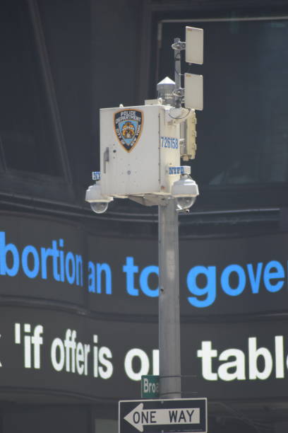 überwachungskameras der polizei am times square - big brother stock-fotos und bilder