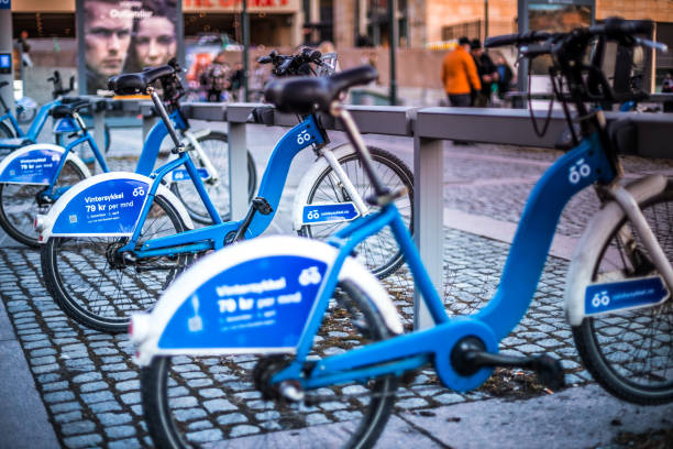 partage de vélos oslo - bysykkel - bicycle rack photos et images de collection