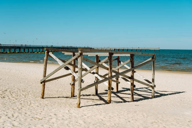 estruturas de madeira à beira-mar. mar báltico - bizarre landscape sand blowing - fotografias e filmes do acervo