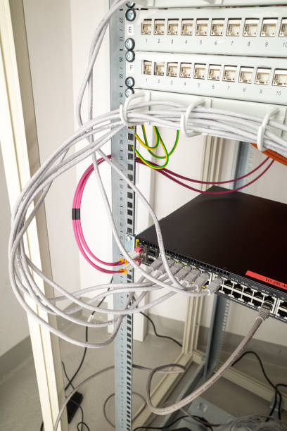 в серверном шкафу расположено множество патч-панелей и переключателей - rack network server hard drive replace стоковые фото и изображения