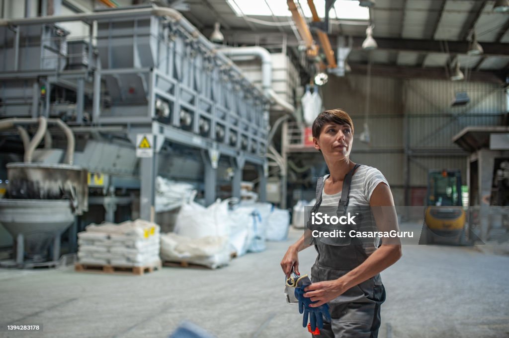 Blue-collar woman portrait in the Quartz ore Processing plant - Royalty-free Van de zijkant Stockfoto Blue-collar woman portrait in the Quartz ore Processing plant - Royalty-free Van de zijkant Stockfoto